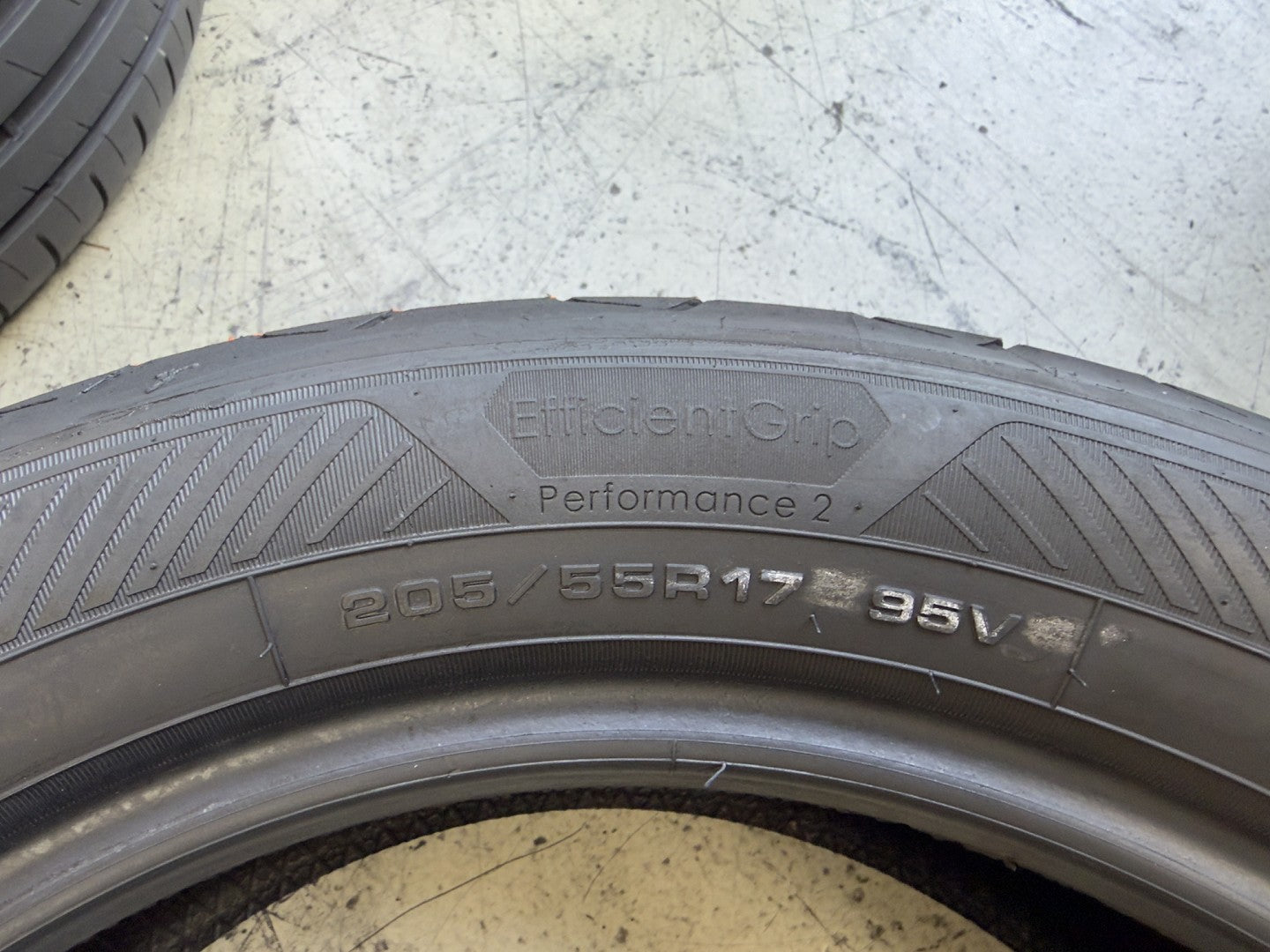 Usato: 4 Pneumatici Goodyear EfficientGrip Performance 2 205/55R17 95V Estivi 90/85% residui