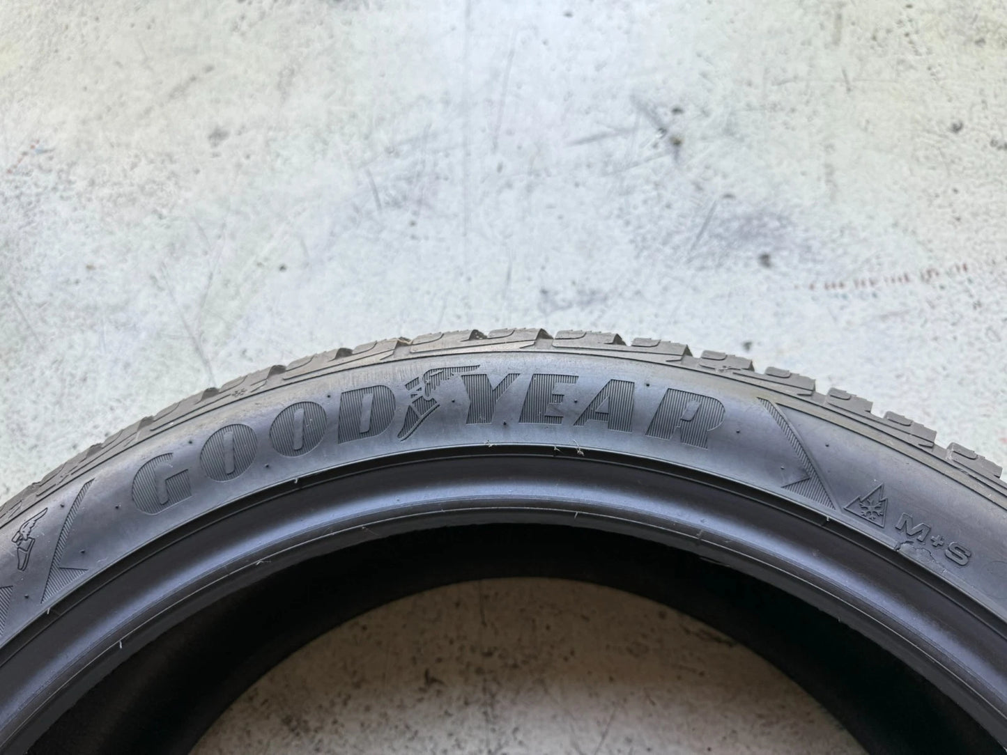 Usato: 4 Gomme 235/45R20 100W Goodyear Invernali 85-90% residui