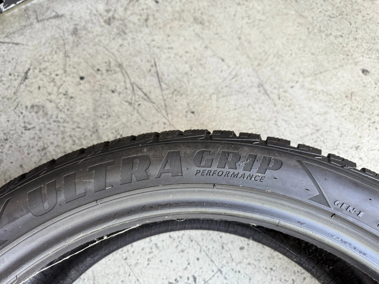 Usato: 4 Gomme 235/45R20 100W Goodyear Invernali 85-90% residui