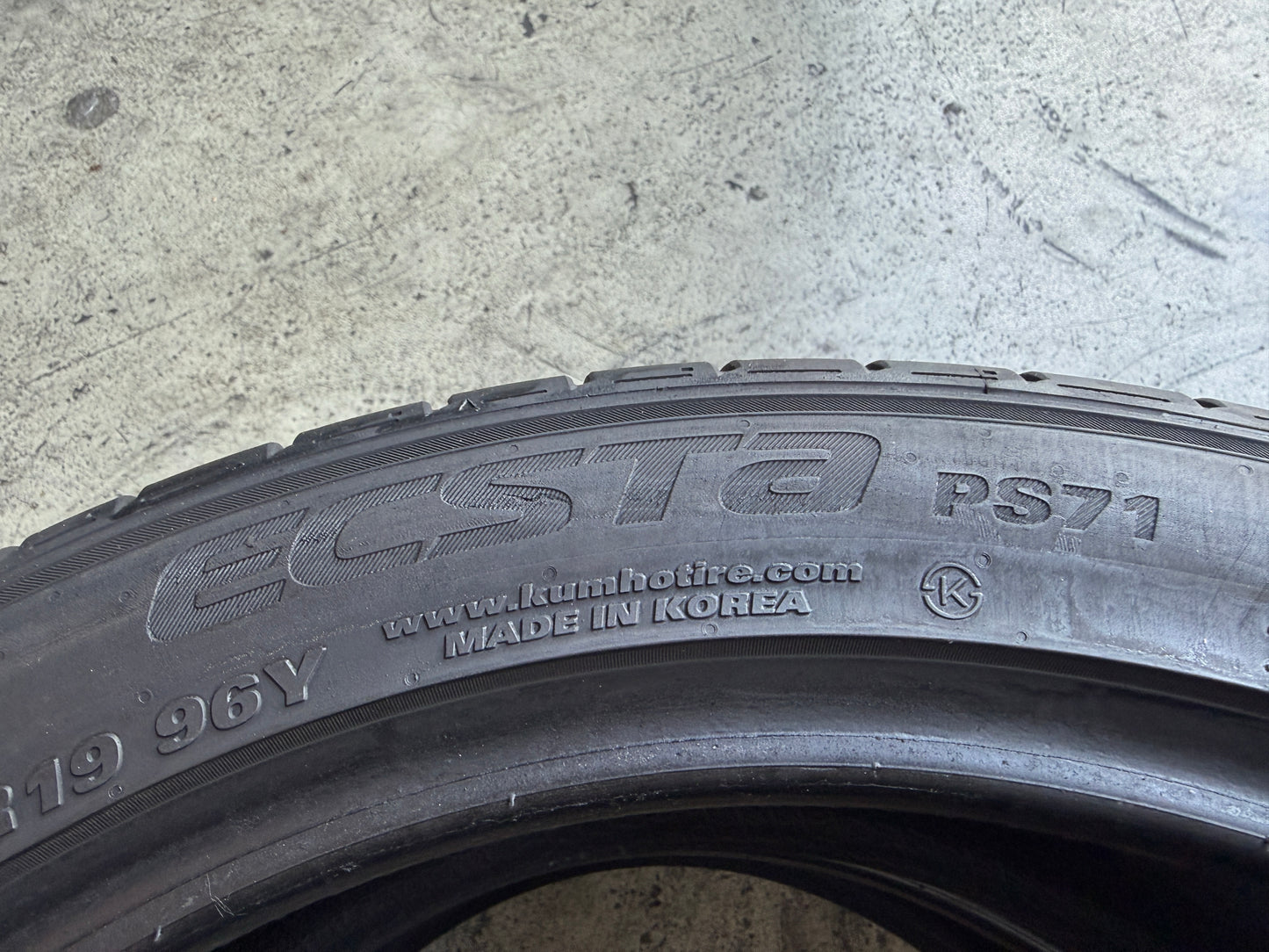 Usato: 2 Pneumatici Kumho Ecsta PS71 225/45R19 96Y XL Estivi 90% residui