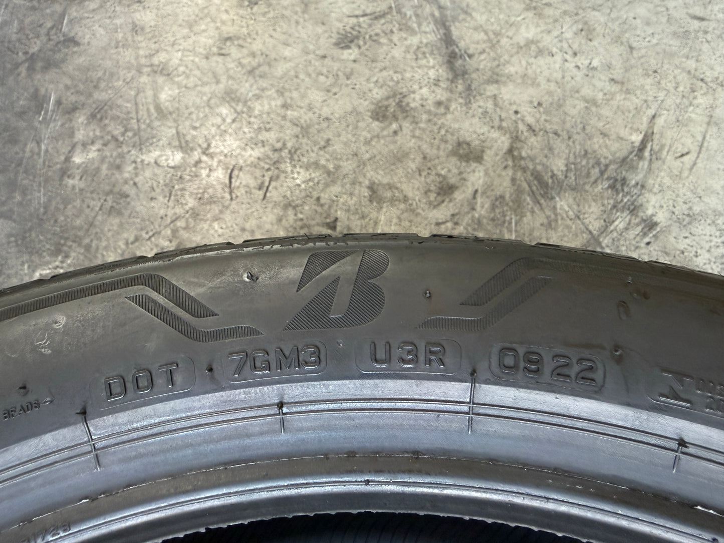 Usato: 2 Pneumatici Bridgestone Alenza 001 235/45R20 96W Estivi 90% residui