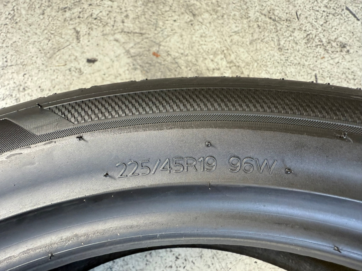 Usato: 1 Gomma 225/45R19 96W XL Hankook Estivo 100% residui