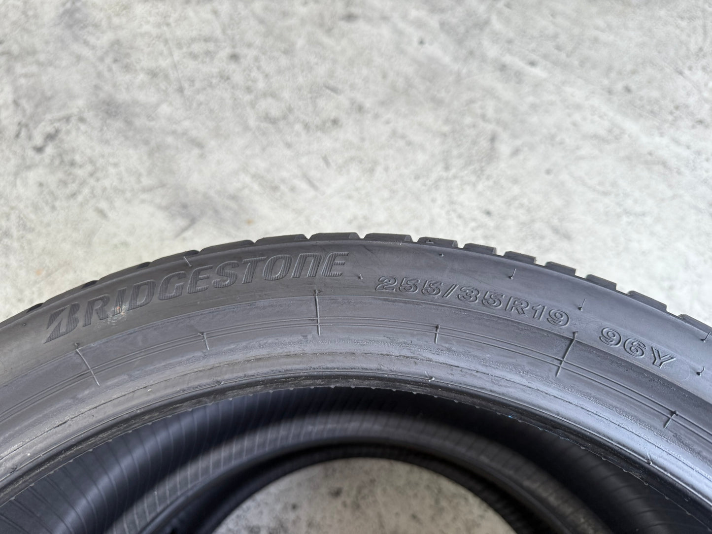 Usato: 2 Gomme 255/35R19 96Y XL Bridgestone 4 Stagioni 85% residui