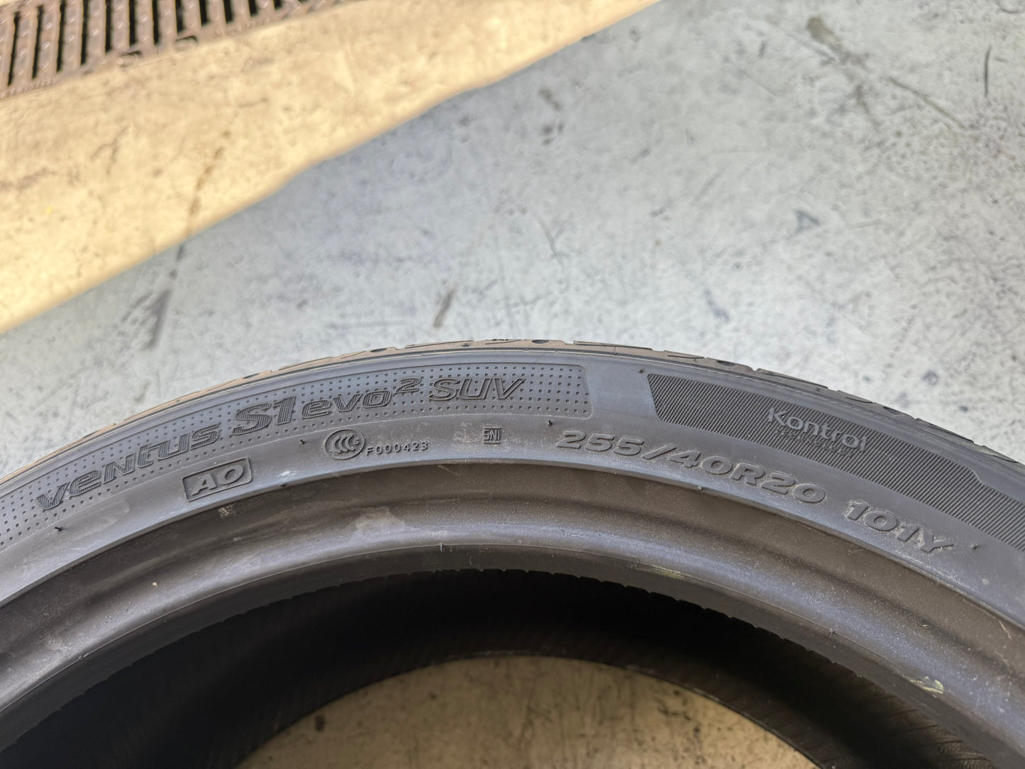 Usato: 4 Gomme 255/40R20 101Y Hankook Estive 80% residui