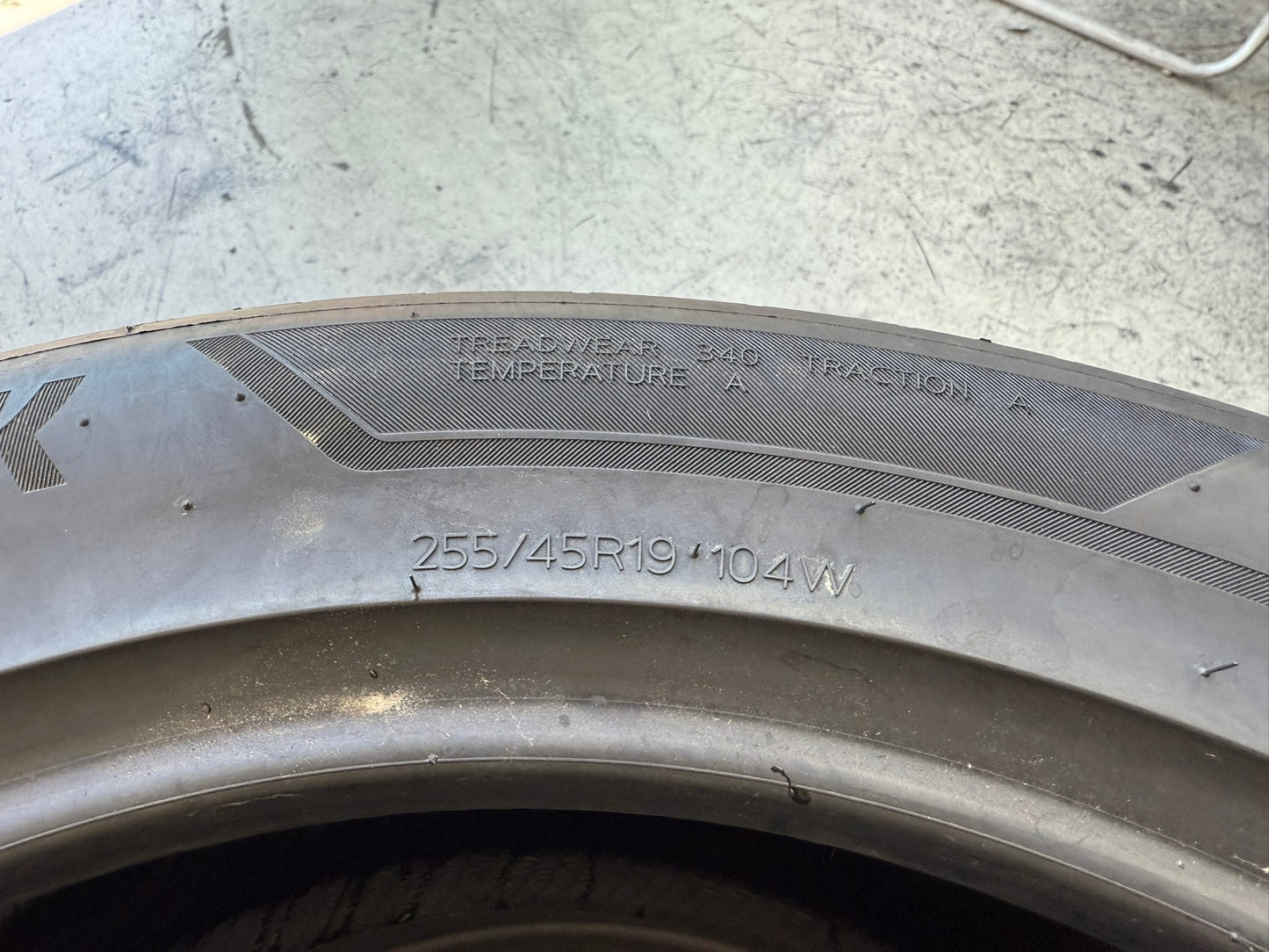 Usato: 2 Gomme 255/45R19 104W XL Hankook Estive 80% residui