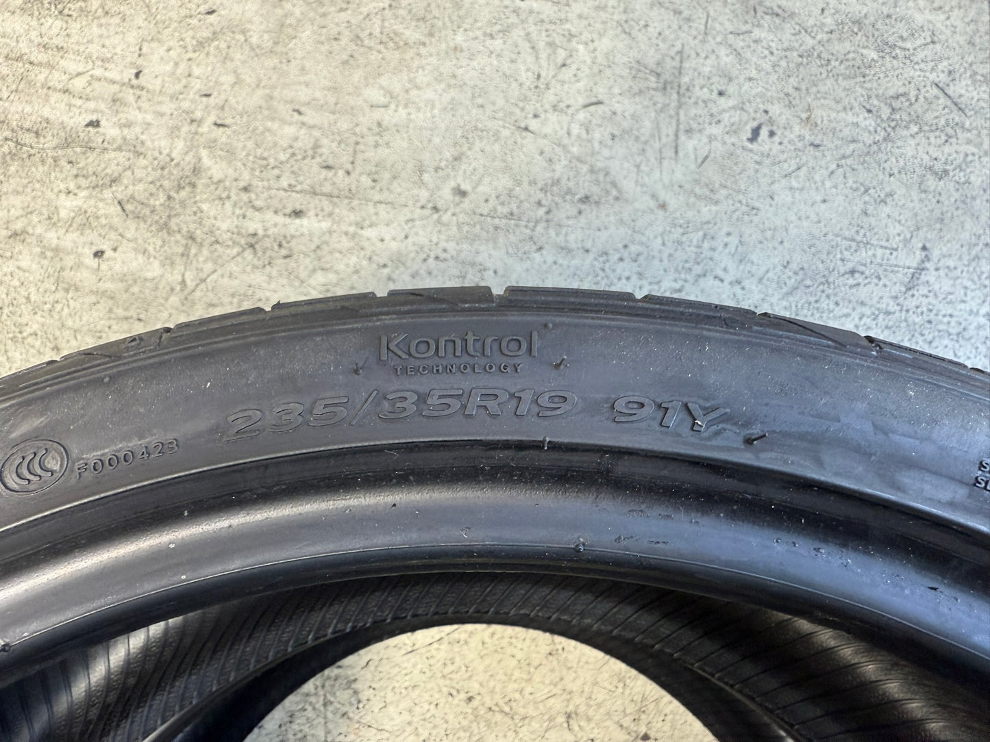 Usato: 2 Gomme 235/35R19 91Y Hankook Estive 80% residui