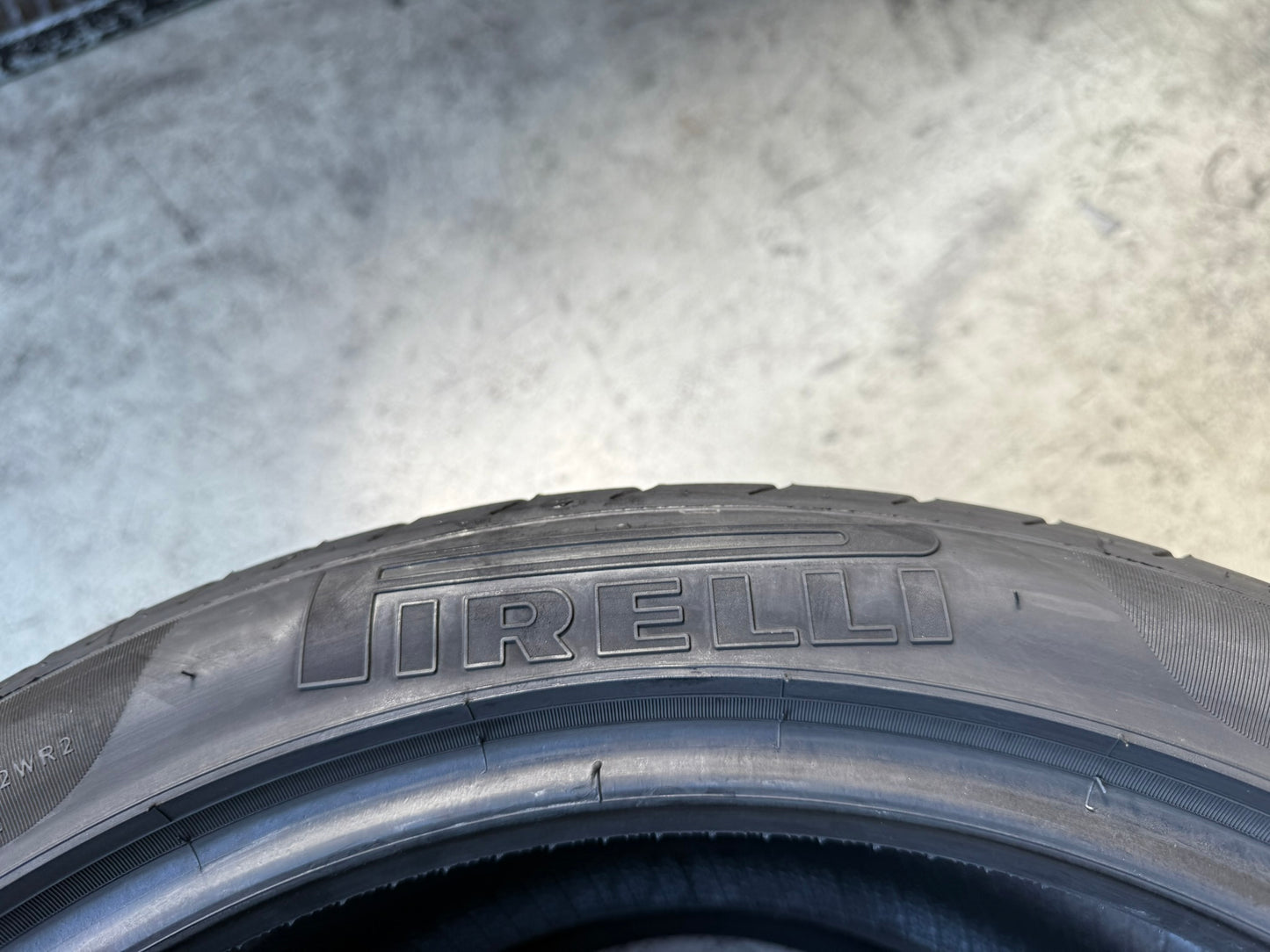 Usato: 2 Gomme 255/40R19 100Y Pirelli Estive 95% residui