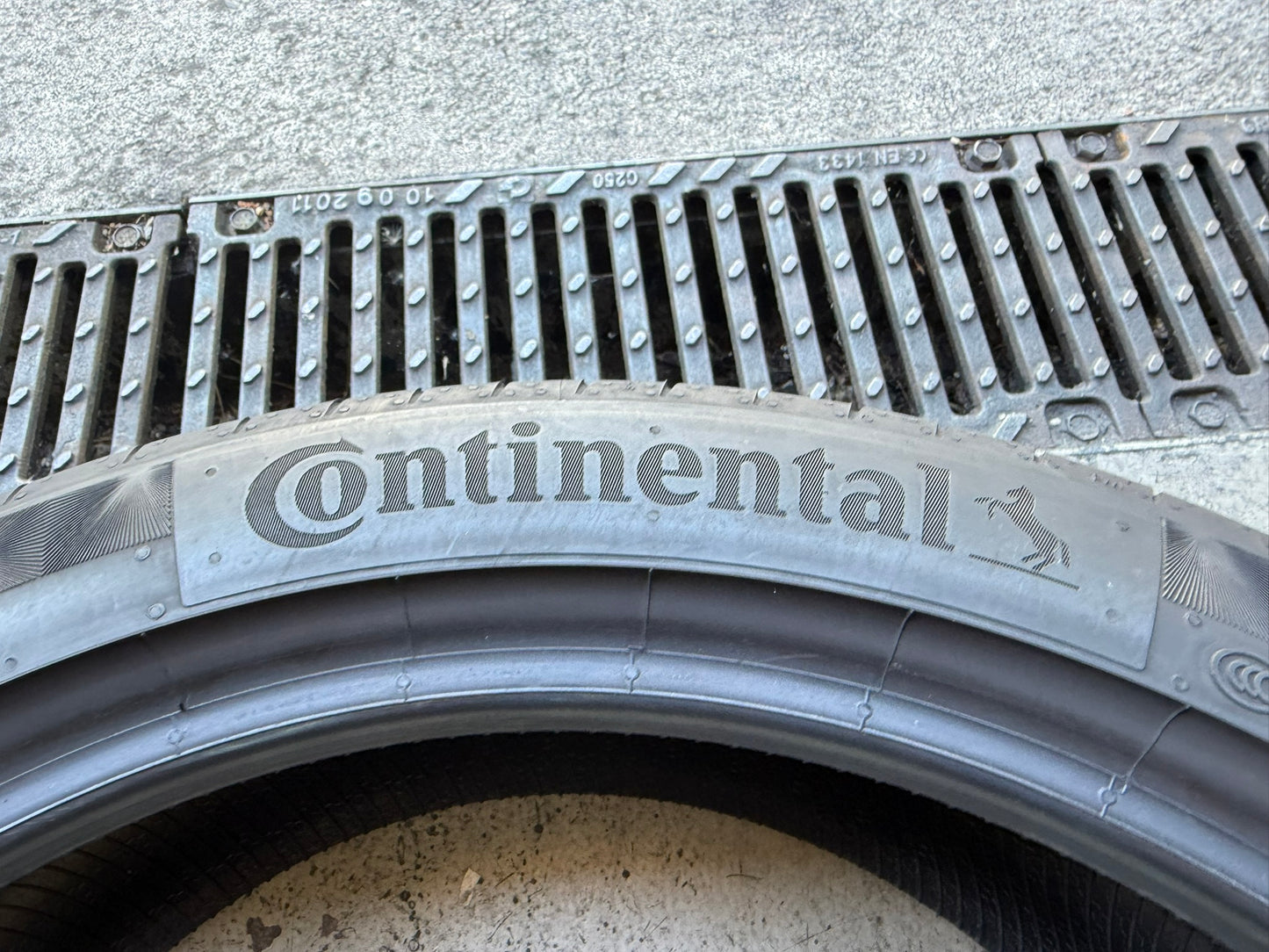 Usato: 4 Gomme 235/40R19 96W XL Continental Estive 85% residui