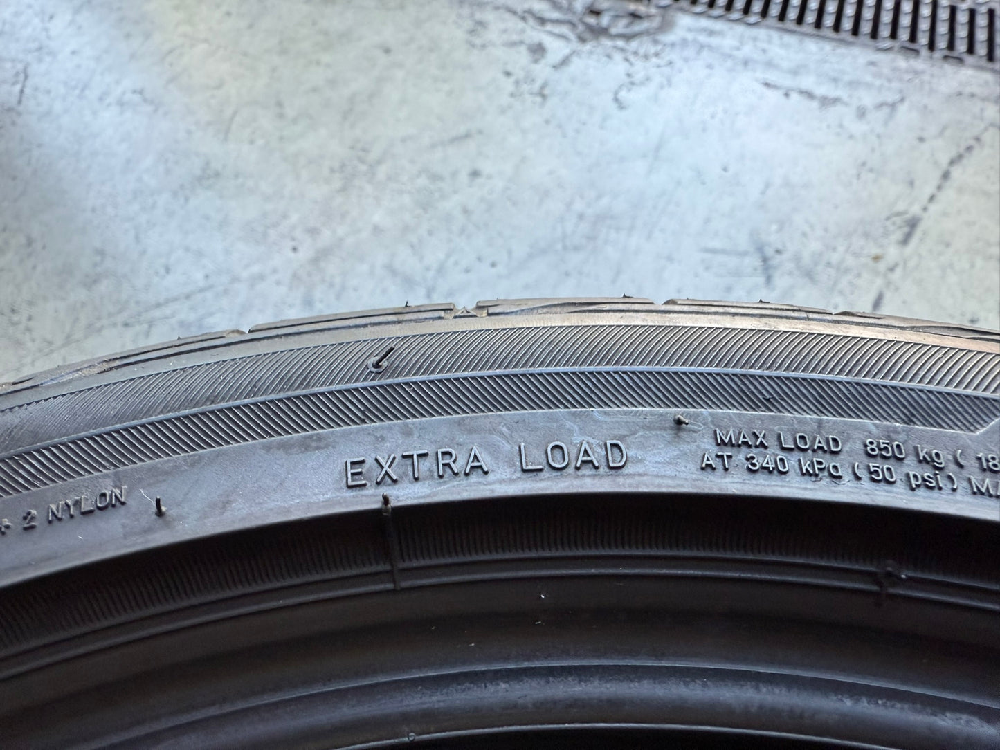Usato: 2 Gomme 305/30R19 102Y XL Bridgestone Estive 90% residui