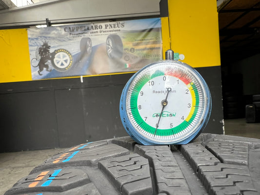 Usato: 2 Gomme 205/60R16 92H Uniroyal inverno 85% residui