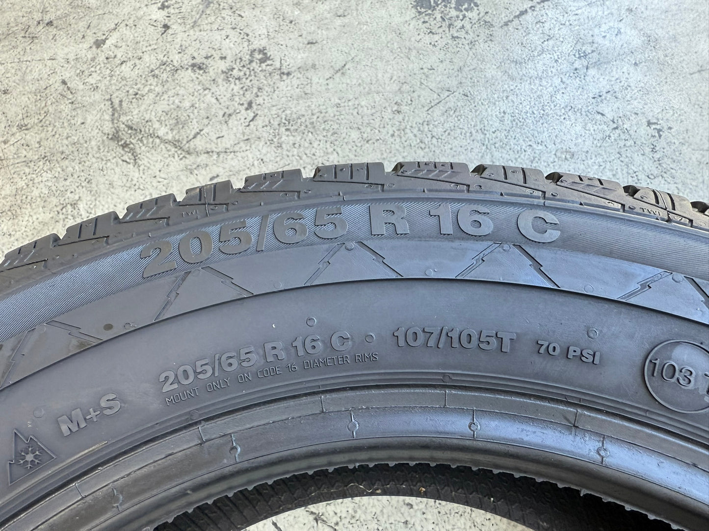 Usato: 4 Gomme 205/65R16C 107/105T Continental Invernali 70-90% residui