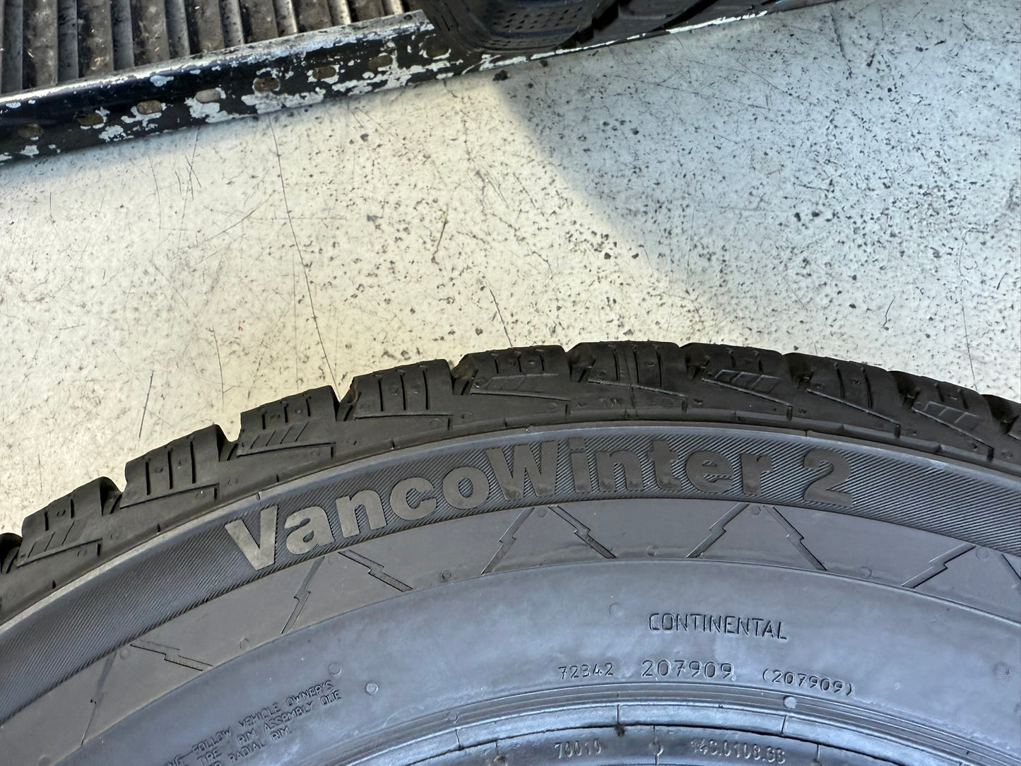 Usato: 4 Gomme 205/65R16C 107/105T Continental Invernali 70-90% residui
