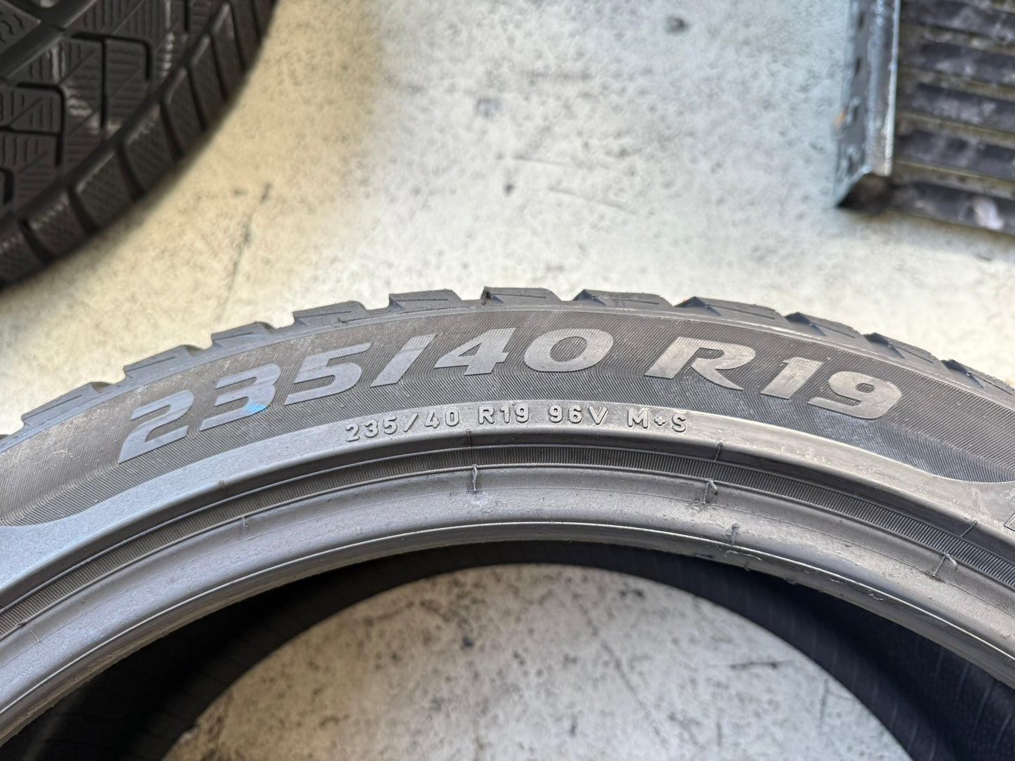Usato: 4 Gomme 235/40R19 96V XL Pirelli Invernali 80-90% residui