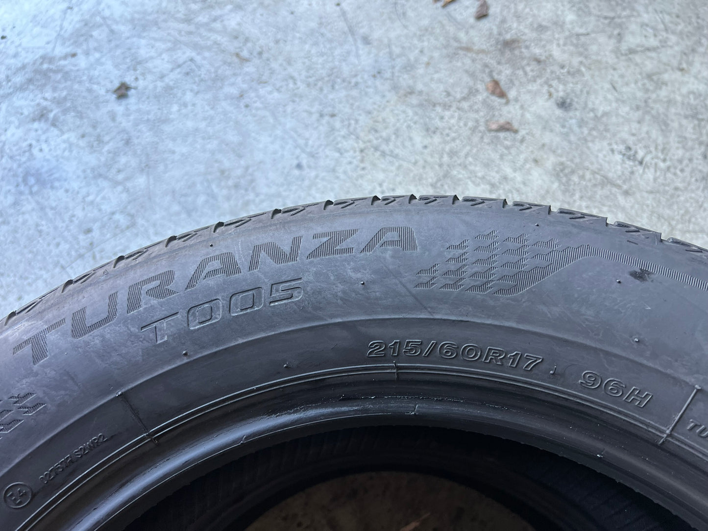 Usato: 2 Gomme 215/60R17 96H Bridgestone estive 80% residui