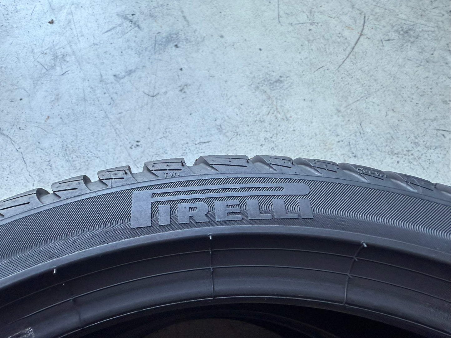 Usato: 2 Gomme 255/35R19 96H XL Pirelli Run Flat Invernali 80% residui