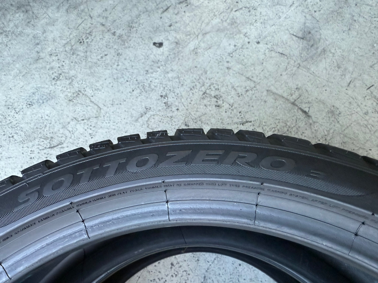 Usato: 2 Gomme 255/35R19 96H XL Pirelli Run Flat Invernali 80% residui