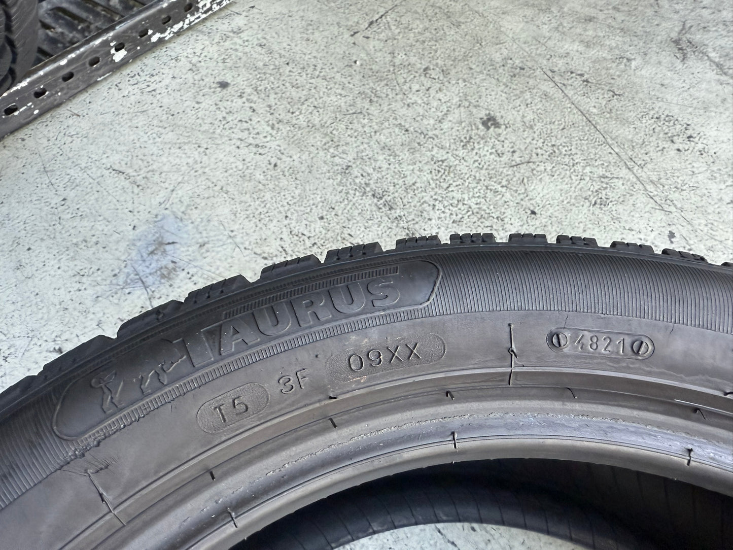 Usato: 4 Gomme 215/55R17 98V XL Taurus Invernali 95% residui
