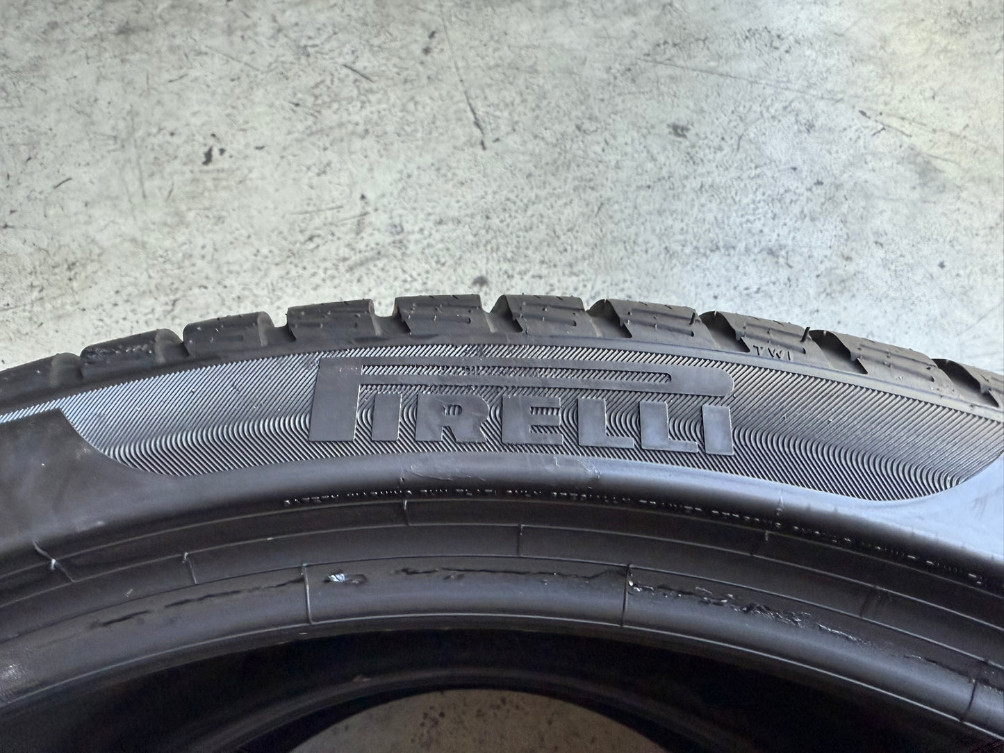 Usato: 2 Gomme 275/35R21 103V XL Runflat Pirelli Invernali 80% residui