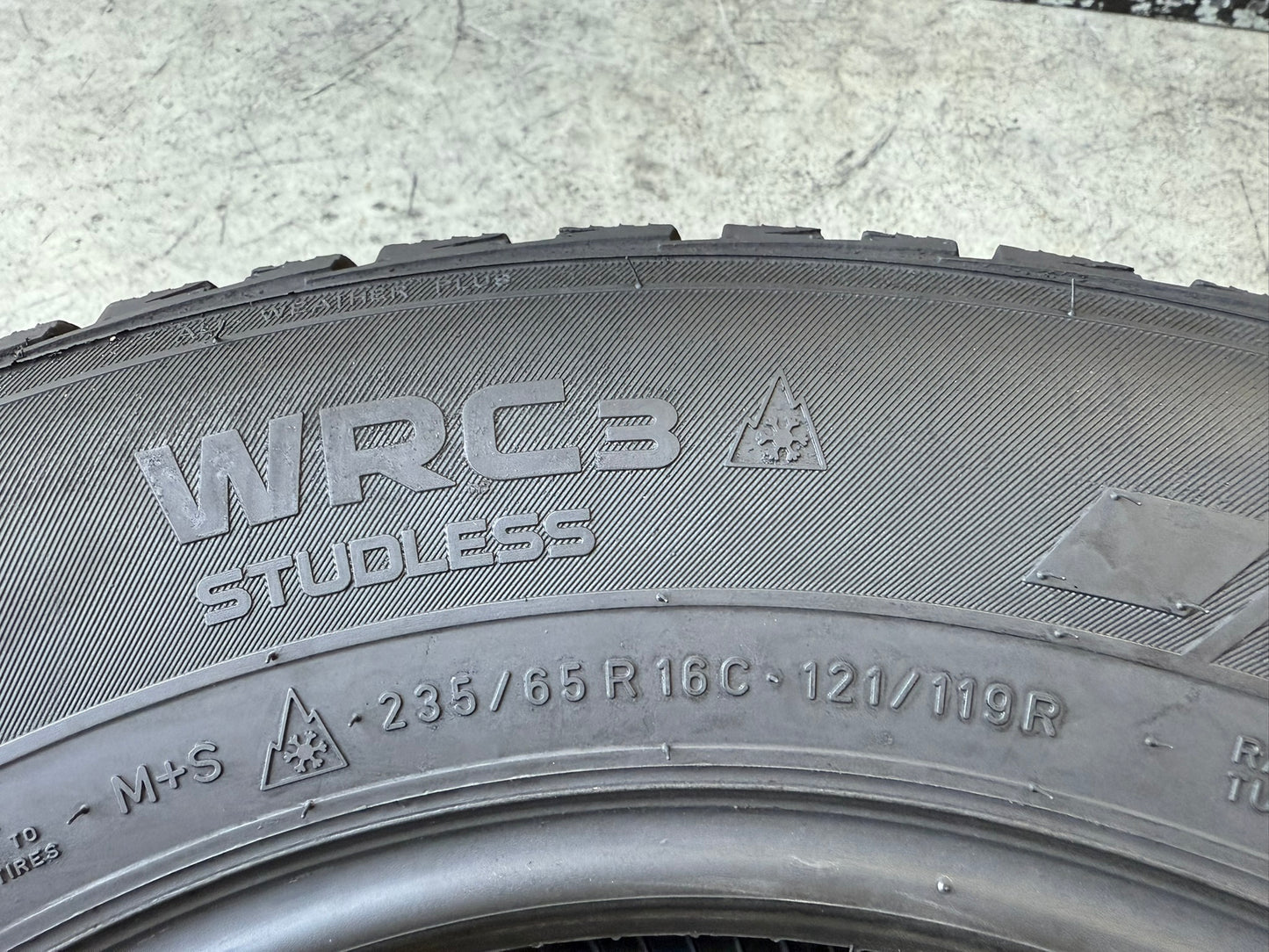 Usato: 2 Gomme 235/65R16C 121/119R Nokian Invernali 95% residui