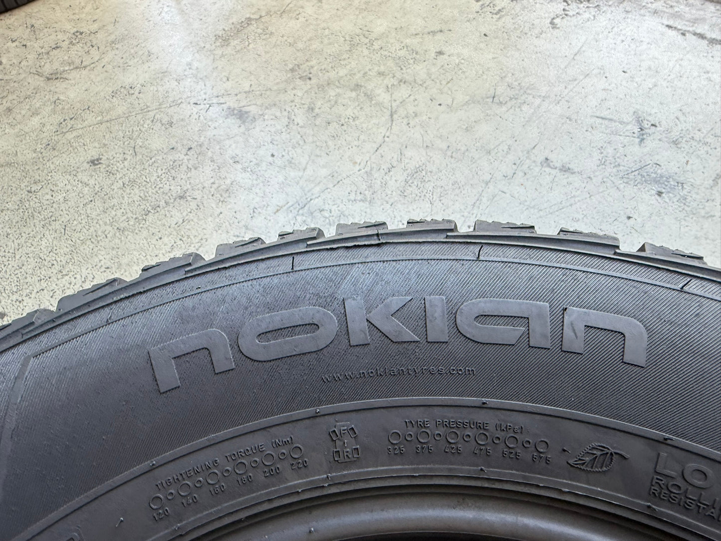 Usato: 2 Gomme 235/65R16C 121/119R Nokian Invernali 95% residui