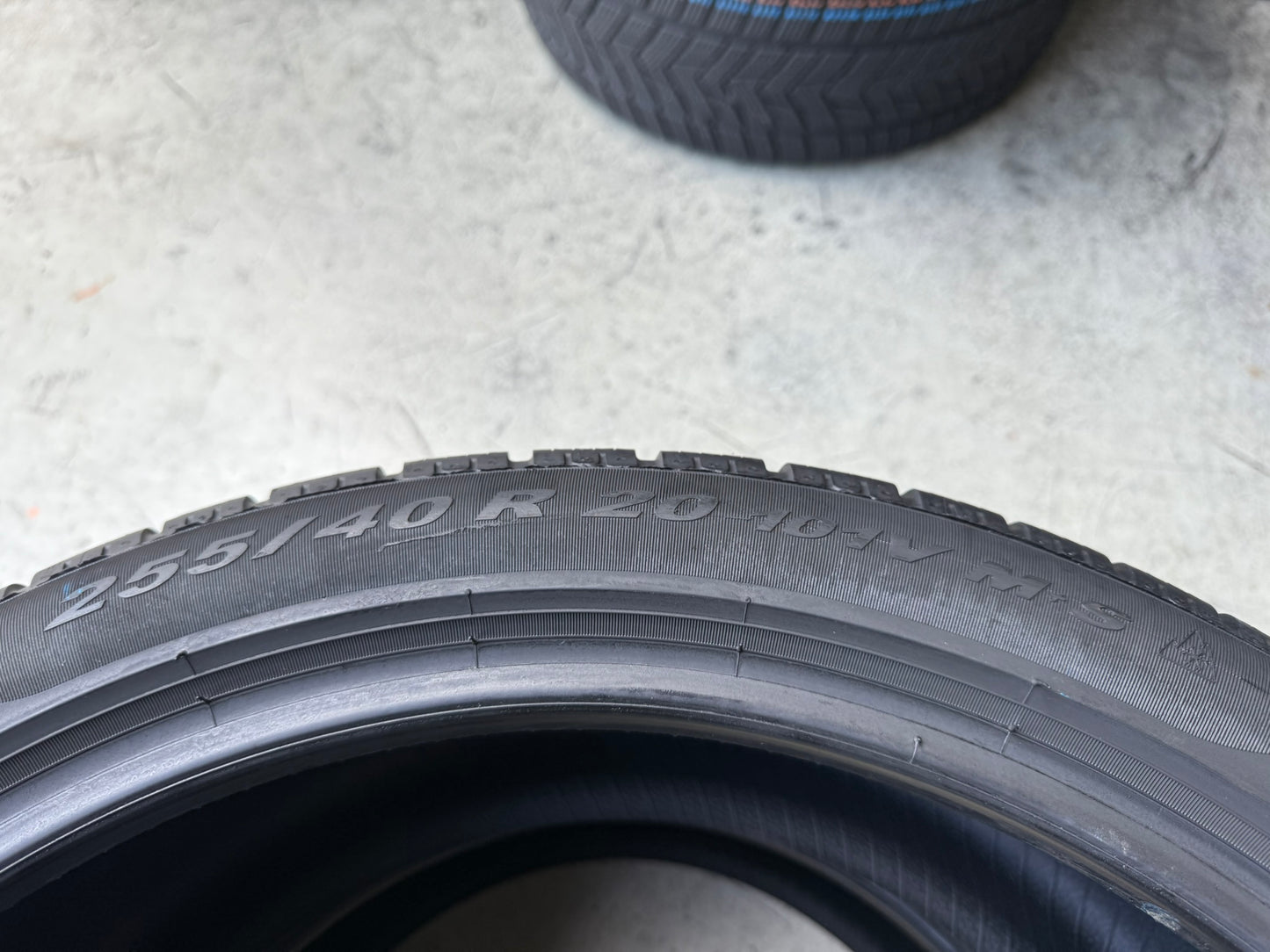 Usato: 2 Gomme 255/40R20 101V XL Pirelli Invernali 80% residui