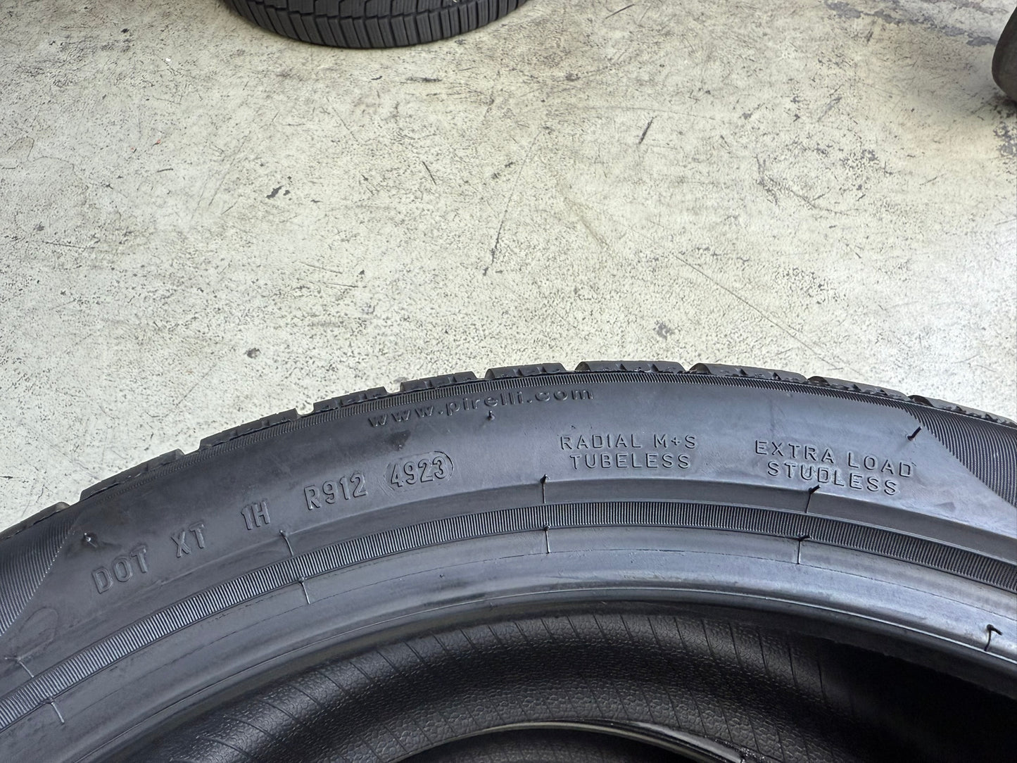 Usato: 2 Gomme 255/40R20 101V XL Pirelli Invernali 80% residui