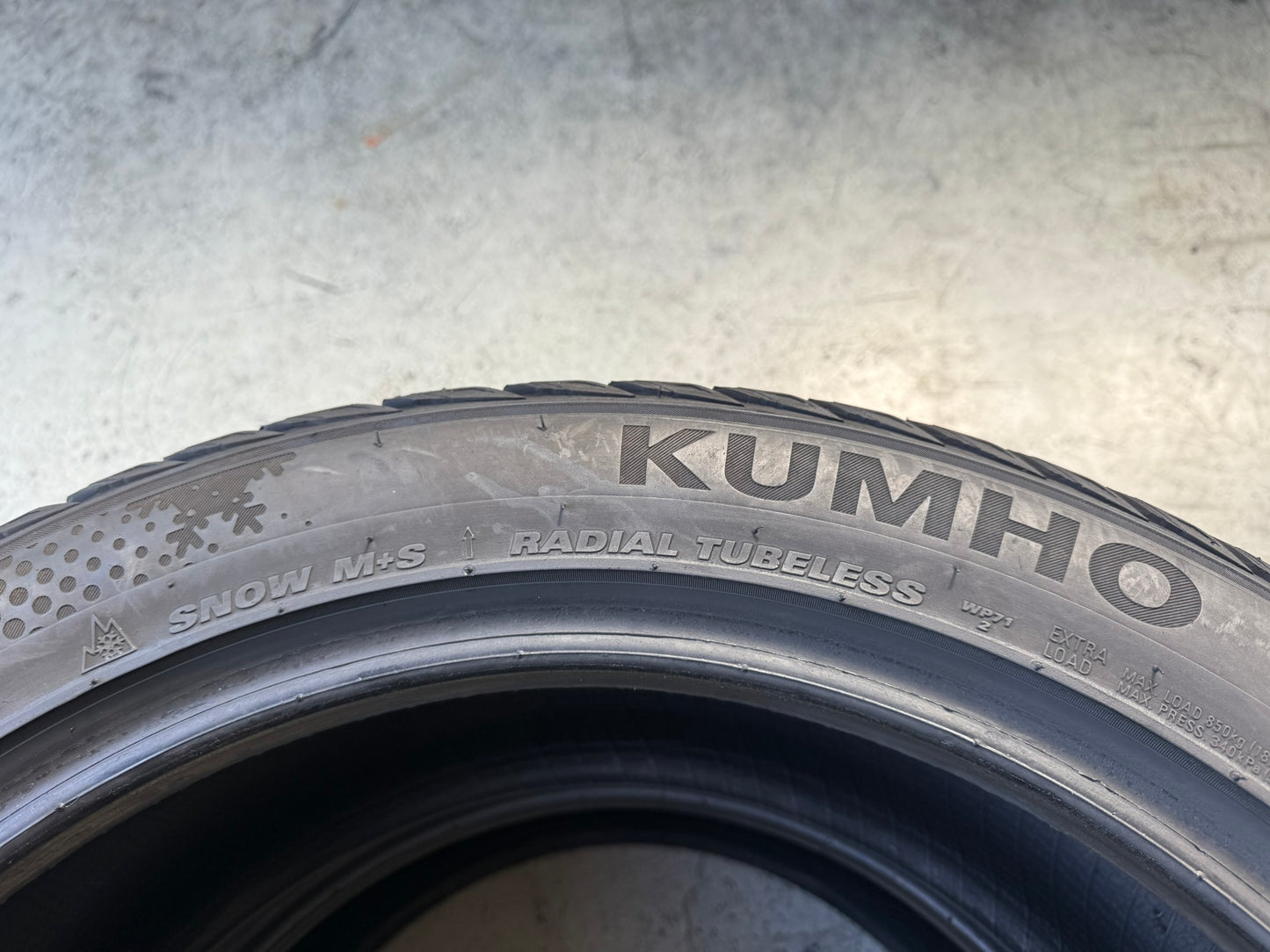 Usato: 2 Gomme 245/45R19 102V XL Kumho Invernali 90% residui
