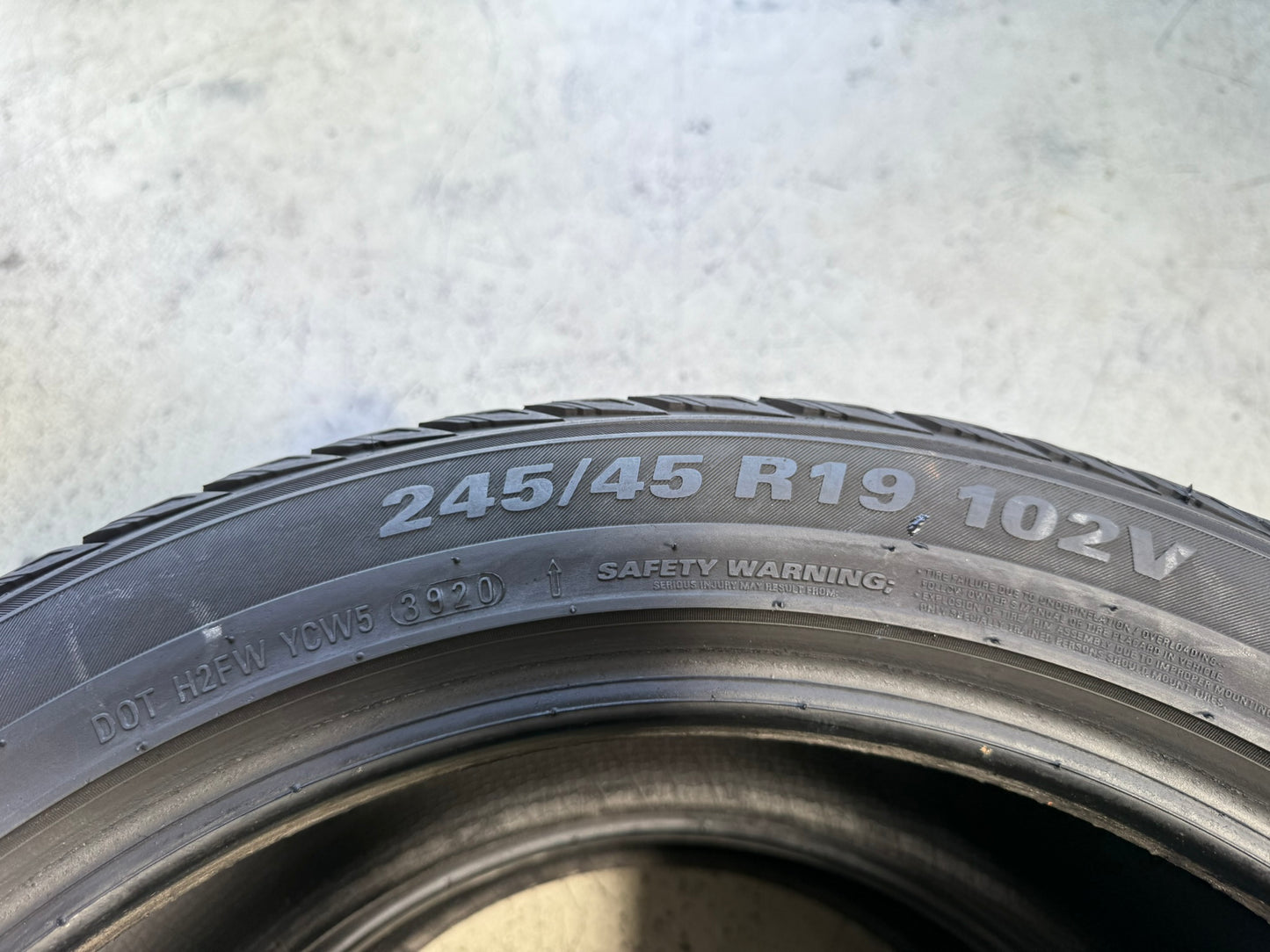 Usato: 2 Gomme 245/45R19 102V XL Kumho Invernali 90% residui