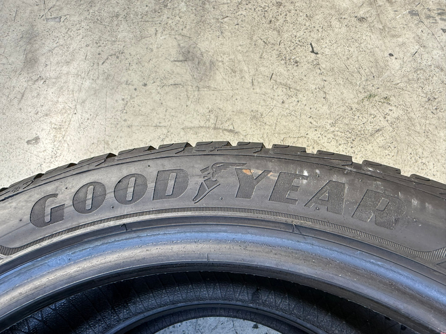 Usato: 2 Gomme 235/45R19 99V XL Goodyear Invernali 85% residui