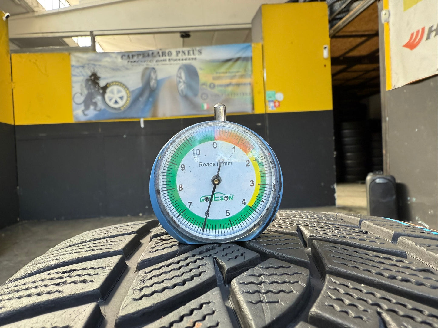 Usato: 2 Gomme 235/45R19 99V XL Goodyear Invernali 85% residui