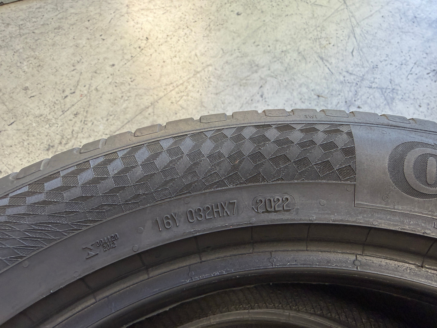 Usato: 2 Pneumatici Continental UltraContact 235/50R18 101V XL Estivi 85% residui