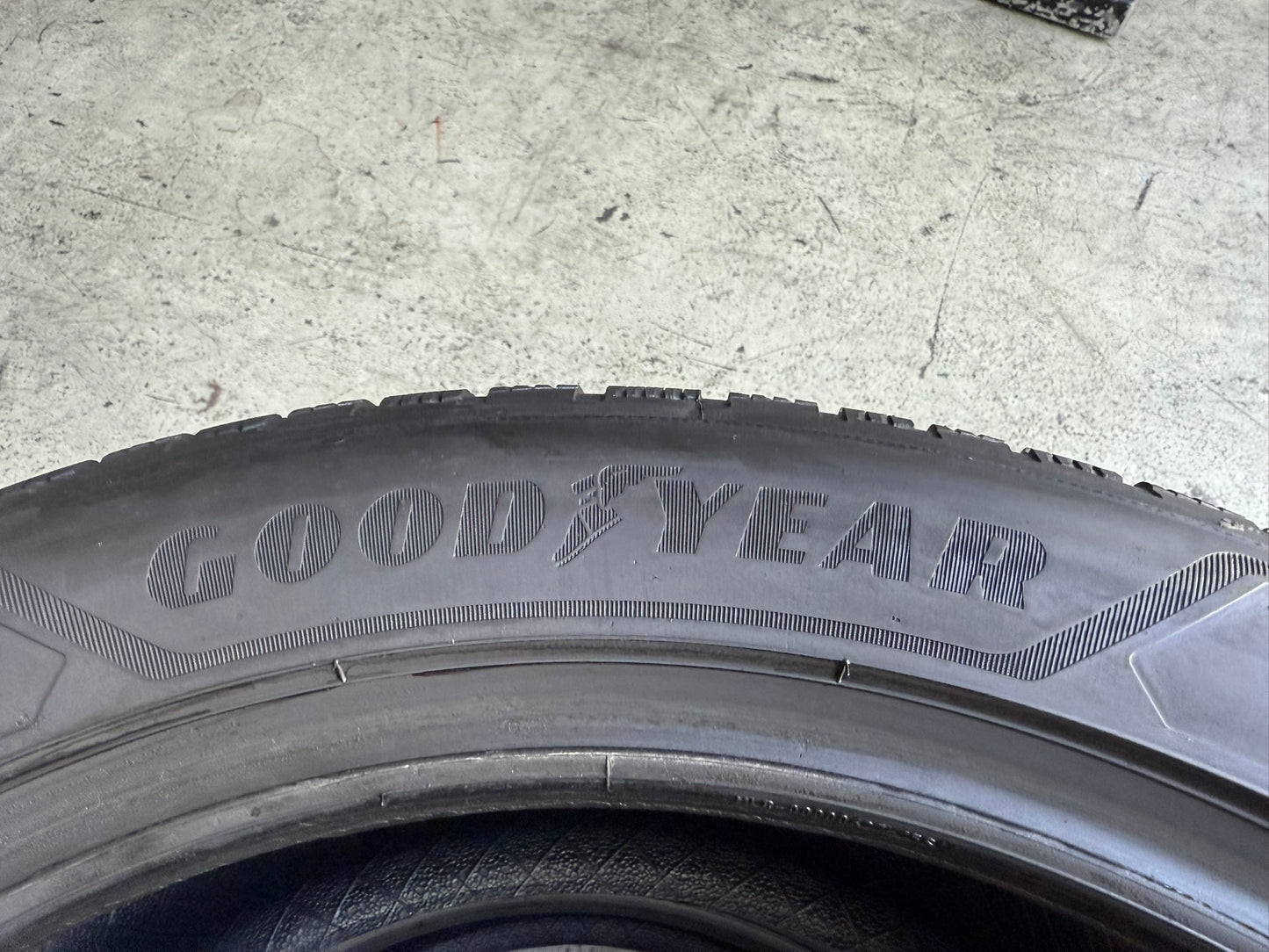 Usato: 2 Gomme 245/45R18 100V XL Goodyear Invernale 95% residui