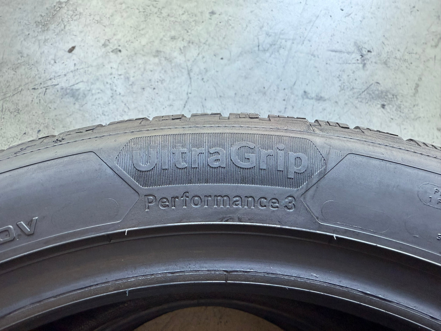 Usato: 2 Gomme 245/45R18 100V XL Goodyear Invernale 95% residui