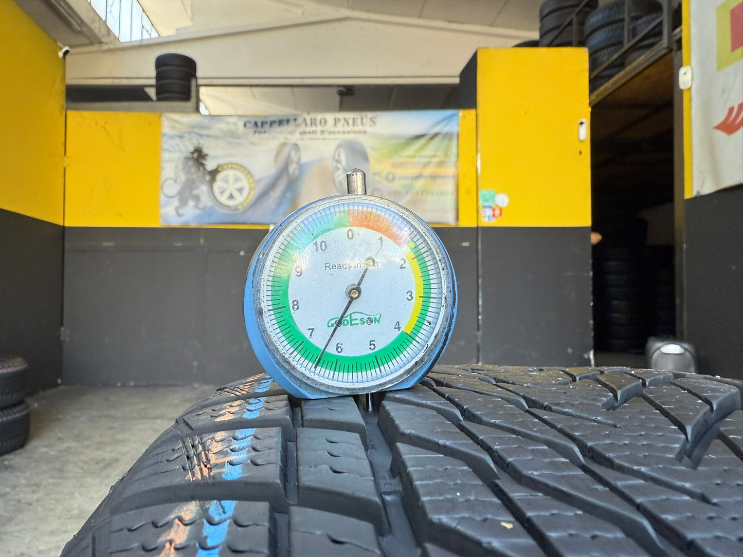 Usato: 2 Gomme 245/45R18 100V XL Goodyear Invernale 95% residui