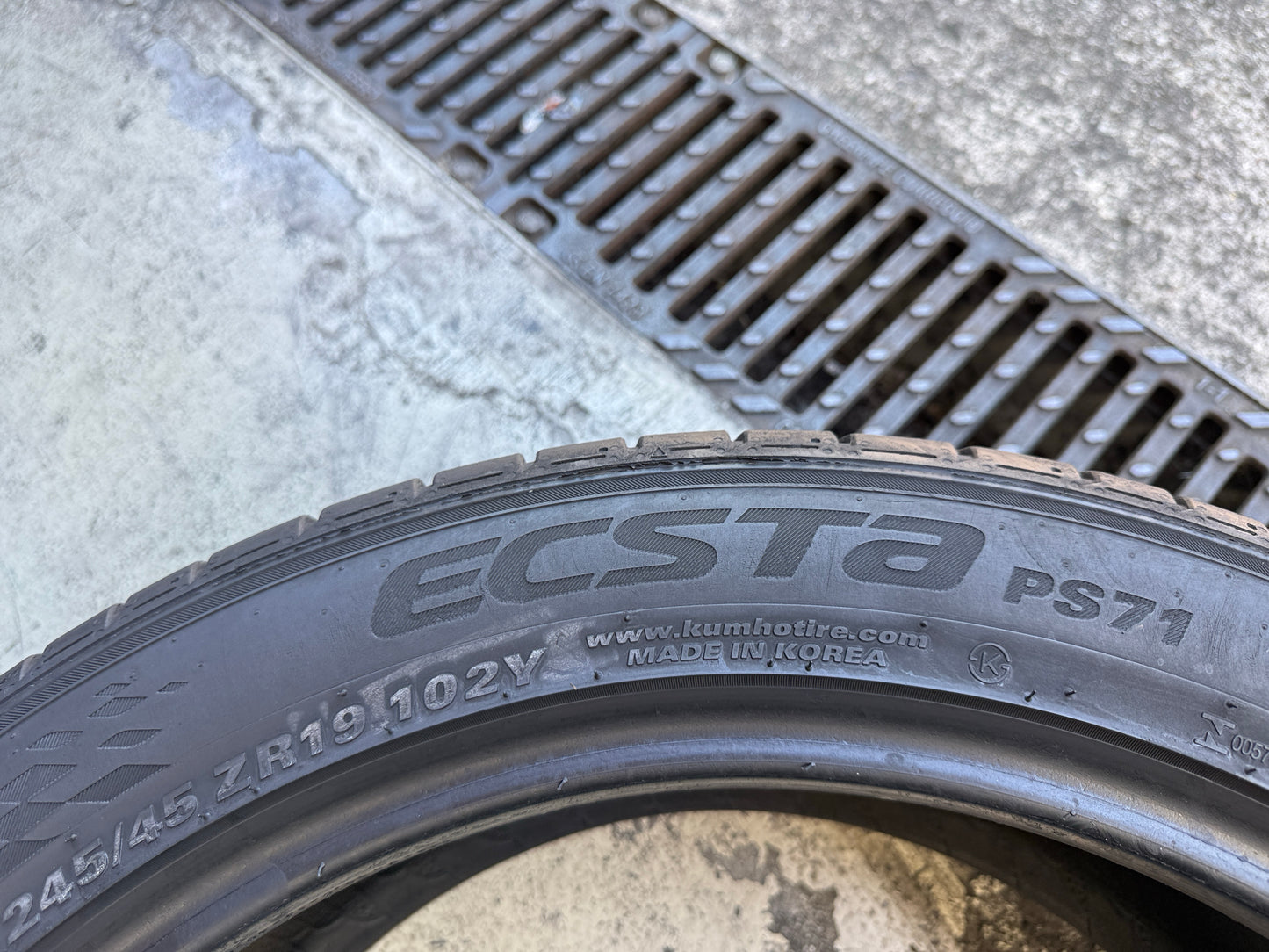 Usato: 4 Pneumatici x2 Nexen + x2 Kumho 245/45R19 102W/Y XL Estivi 80-85% residui
