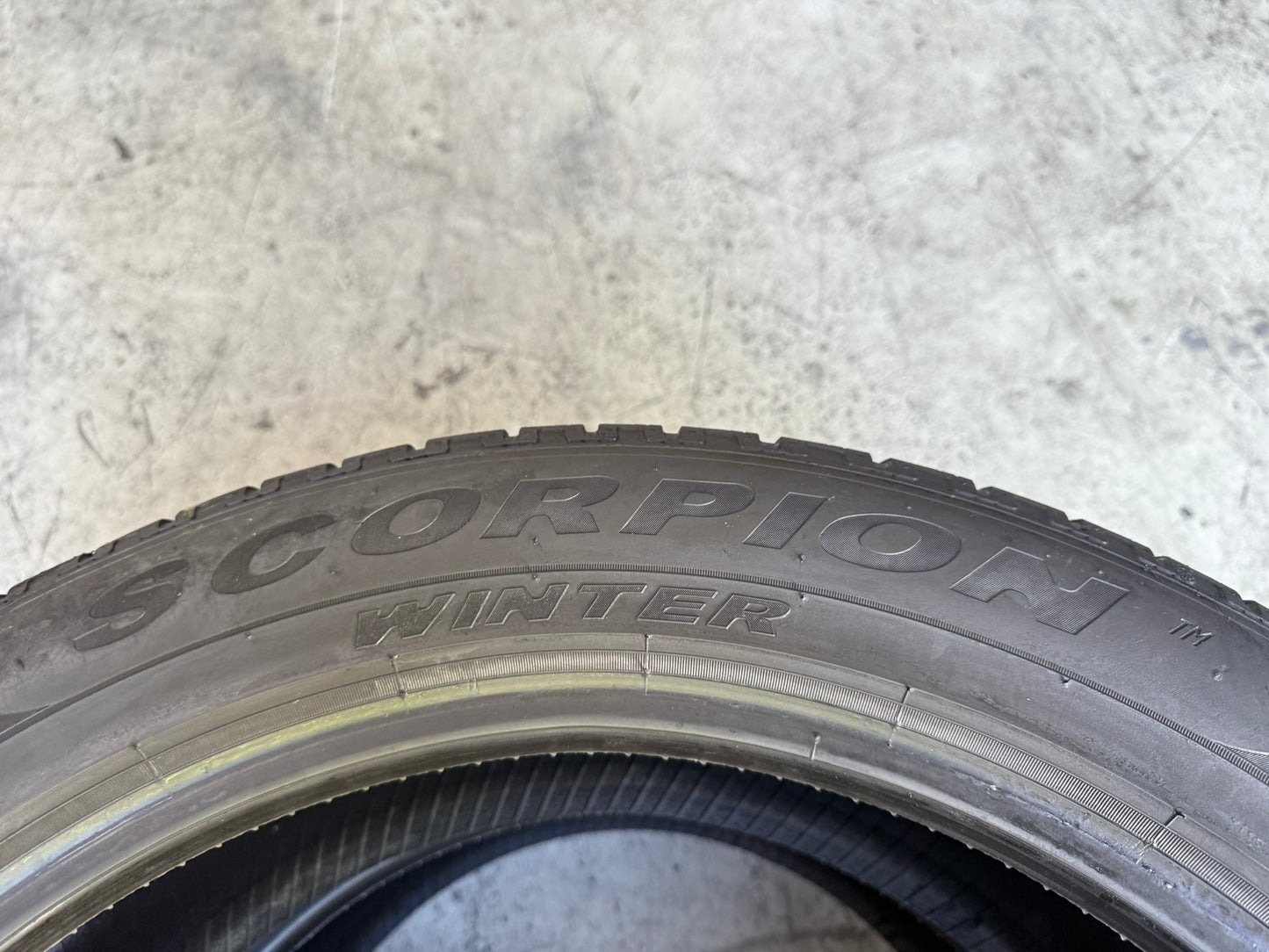 Usato: 2 Gomme 275/45R21 110V Pirelli Invernale 85% residui
