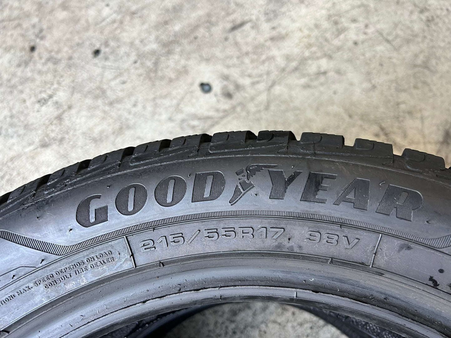 Usato: 2 Gomme 215/55R17 98V XL Goodyear invernali 99% residui