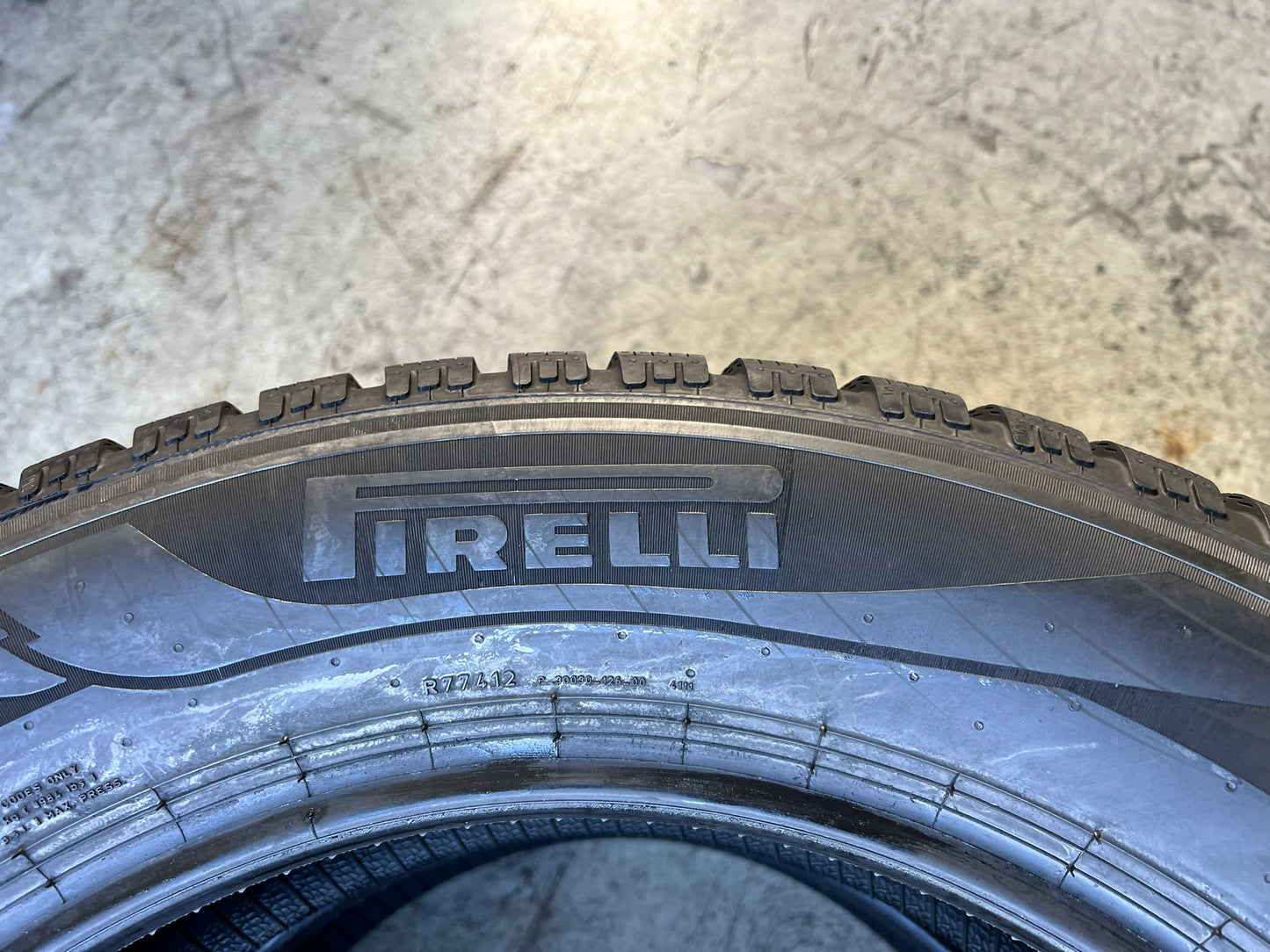 Usato: 2 Gomme 225/60R18 104H XL Pirelli invernali al 99% residui DOT 2023