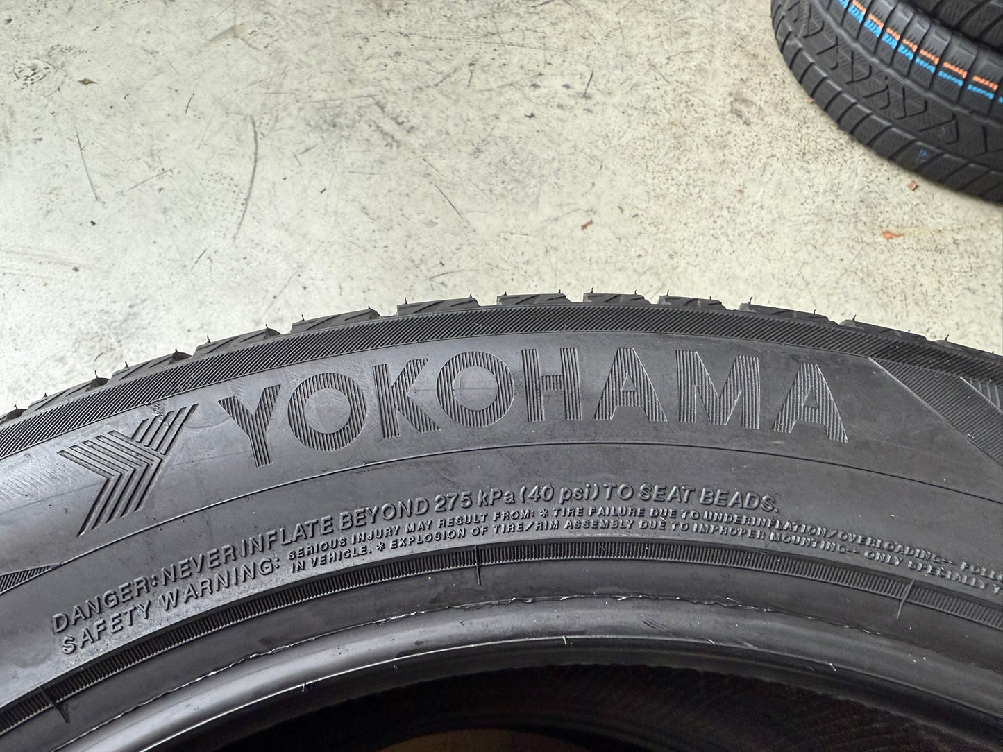 Nuovo: 2 Gomme 285/45R21 113V XL Yokohama Invernali