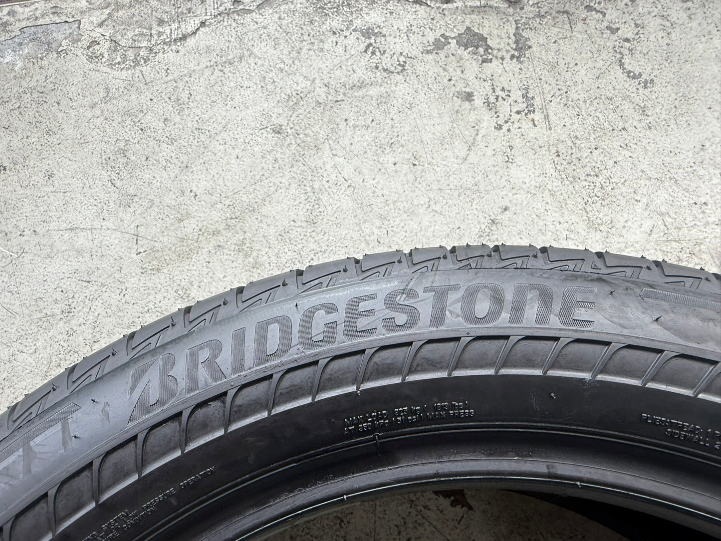 Nuovi/Demo: 4 Gomme 245/50R19 101W Runflat Bridgestone Estive