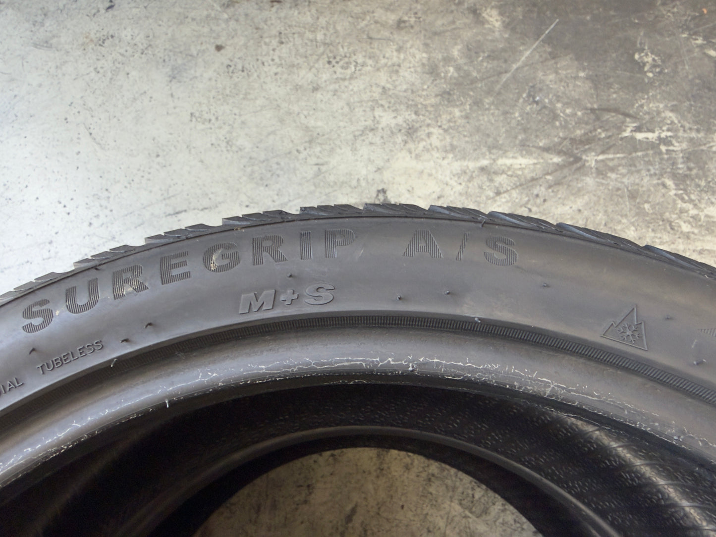 Usato: 2 Pneumatici Gripmax SureGrip A/S 225/40R19 93W XL 4 Stagioni 85% residui