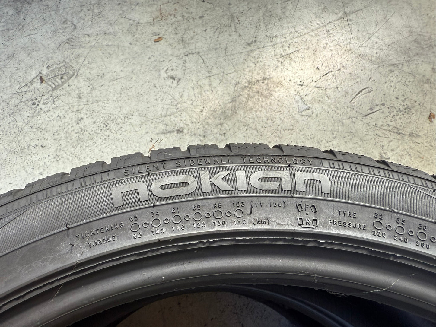 Usato: 2 Gomme 235/40R19 96V XL Nokian Invernali 80% residui