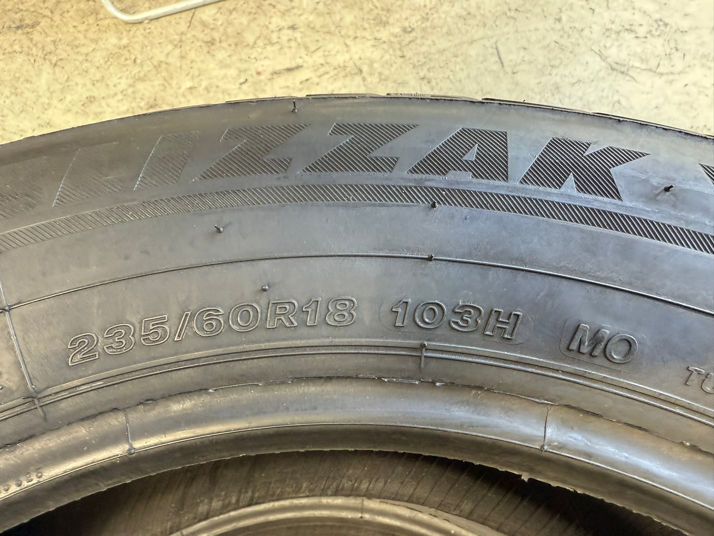 Usato: 2 Gomme 235/60R18 103H Bridgestone Invernali 85% residui
