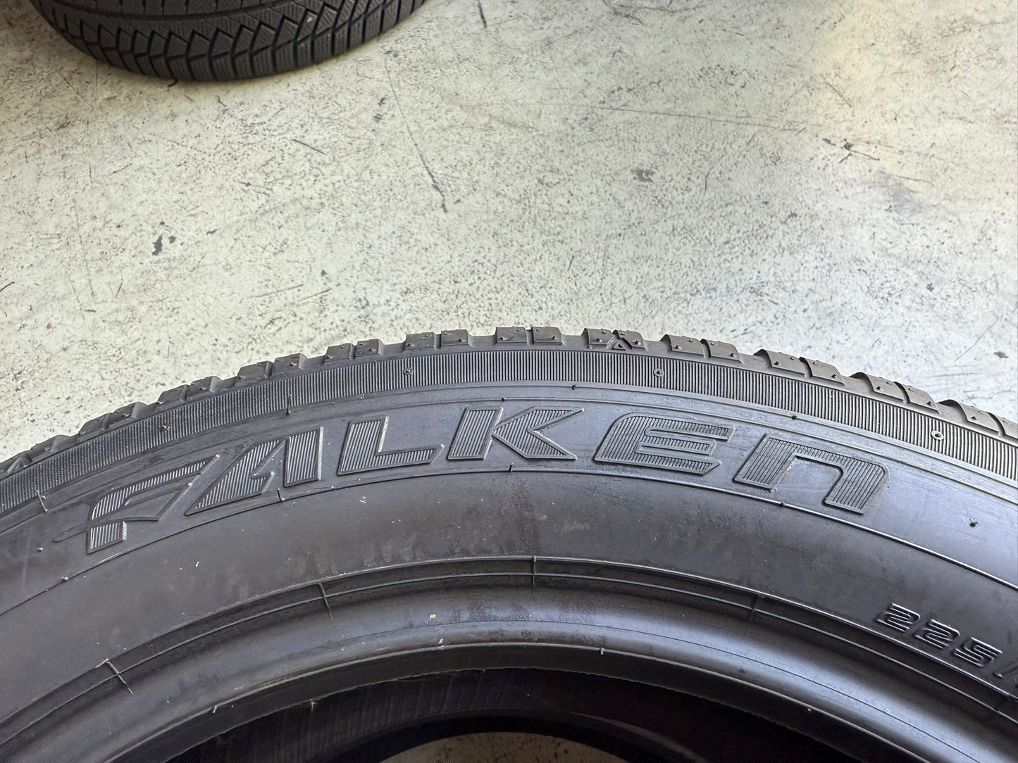 Usato: 2 Gomme 225/55R17 97H Falken Runflat Invernali 90% residui
