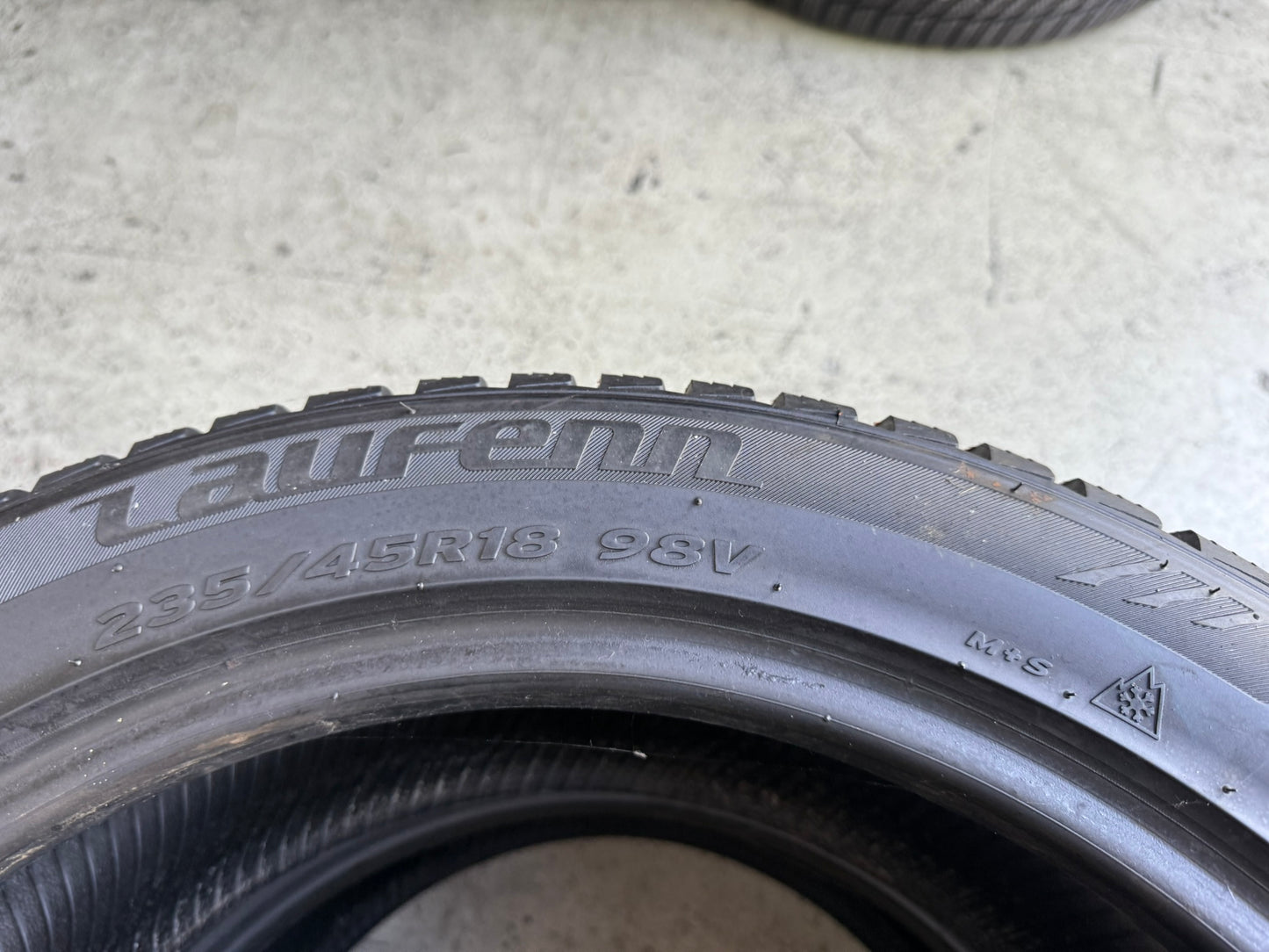 Usato: 2 Gomme 235/45R18 98V Laufenn invernale 80% residui