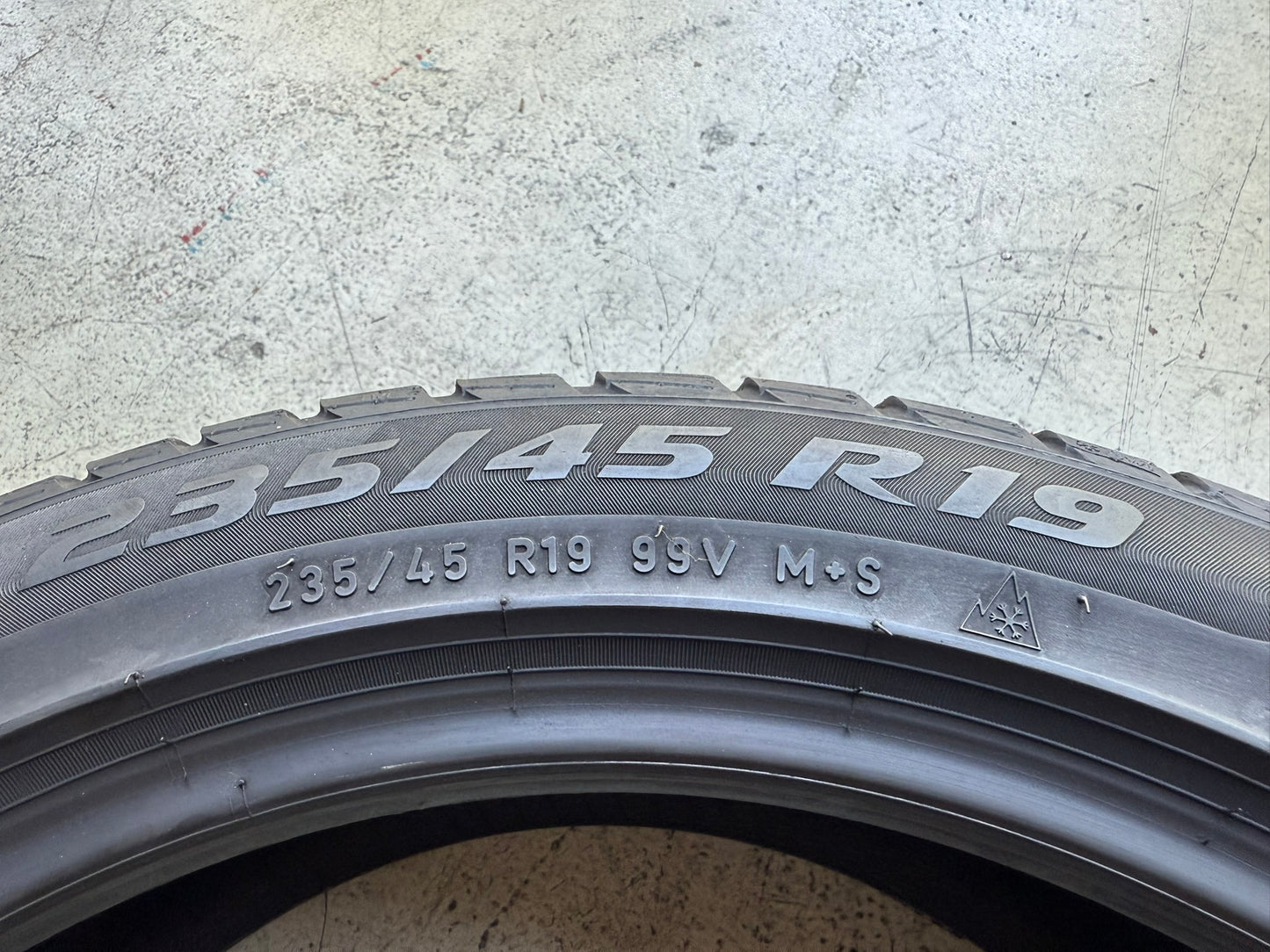 Usato: 4 Gomme 235/45R19 99V Pirelli Invernali 70% residui