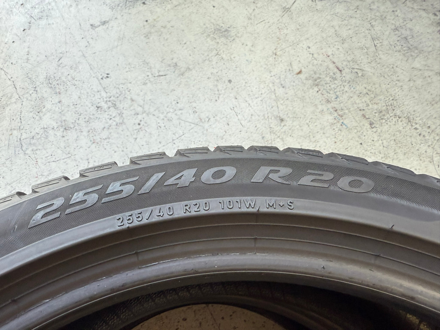 Usato: 2 Gomme 255/40R20 101W XL Pirelli Invernali 85% residui