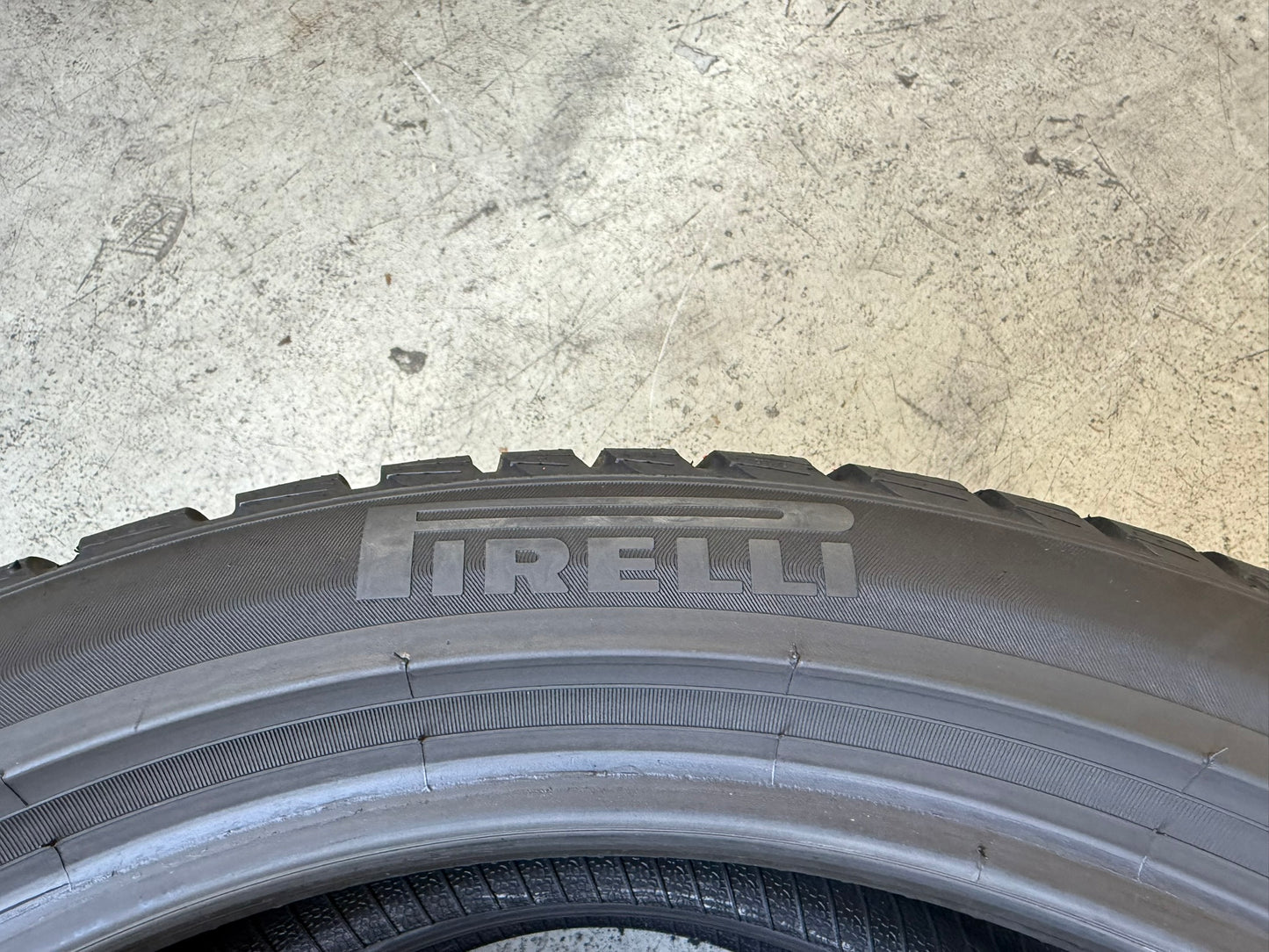 Usato: 2 Gomme 255/40R20 101W XL Pirelli Invernali 85% residui
