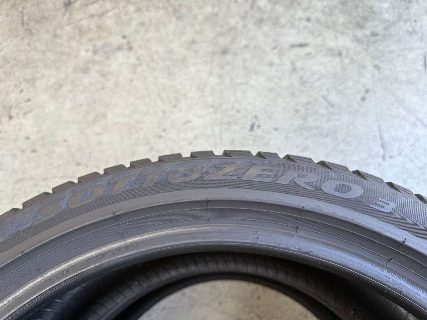 Usato: 2 Gomme 255/40R20 101W XL Pirelli Invernali 85% residui
