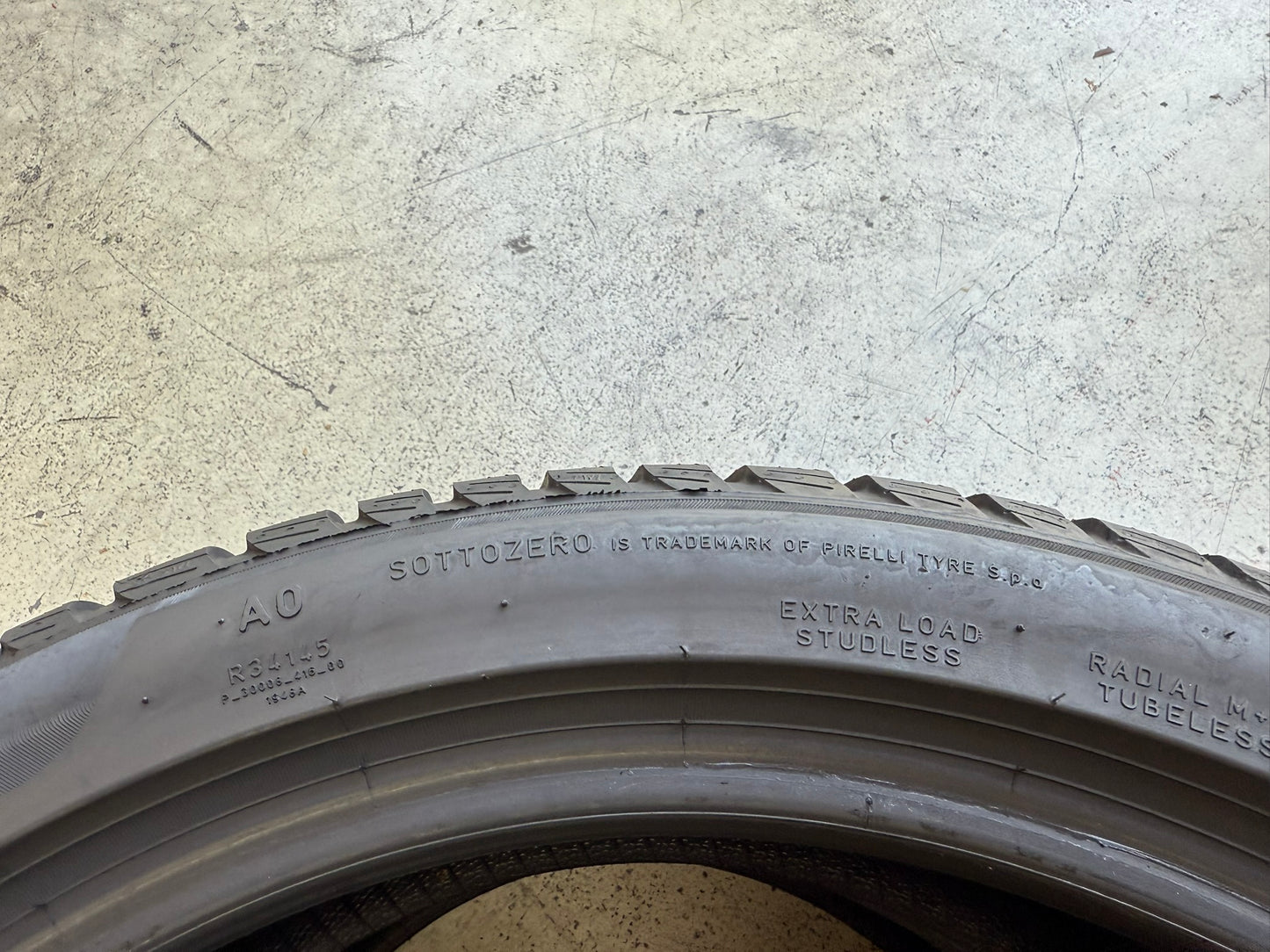 Usato: 2 Gomme 255/40R20 101W XL Pirelli Invernali 85% residui